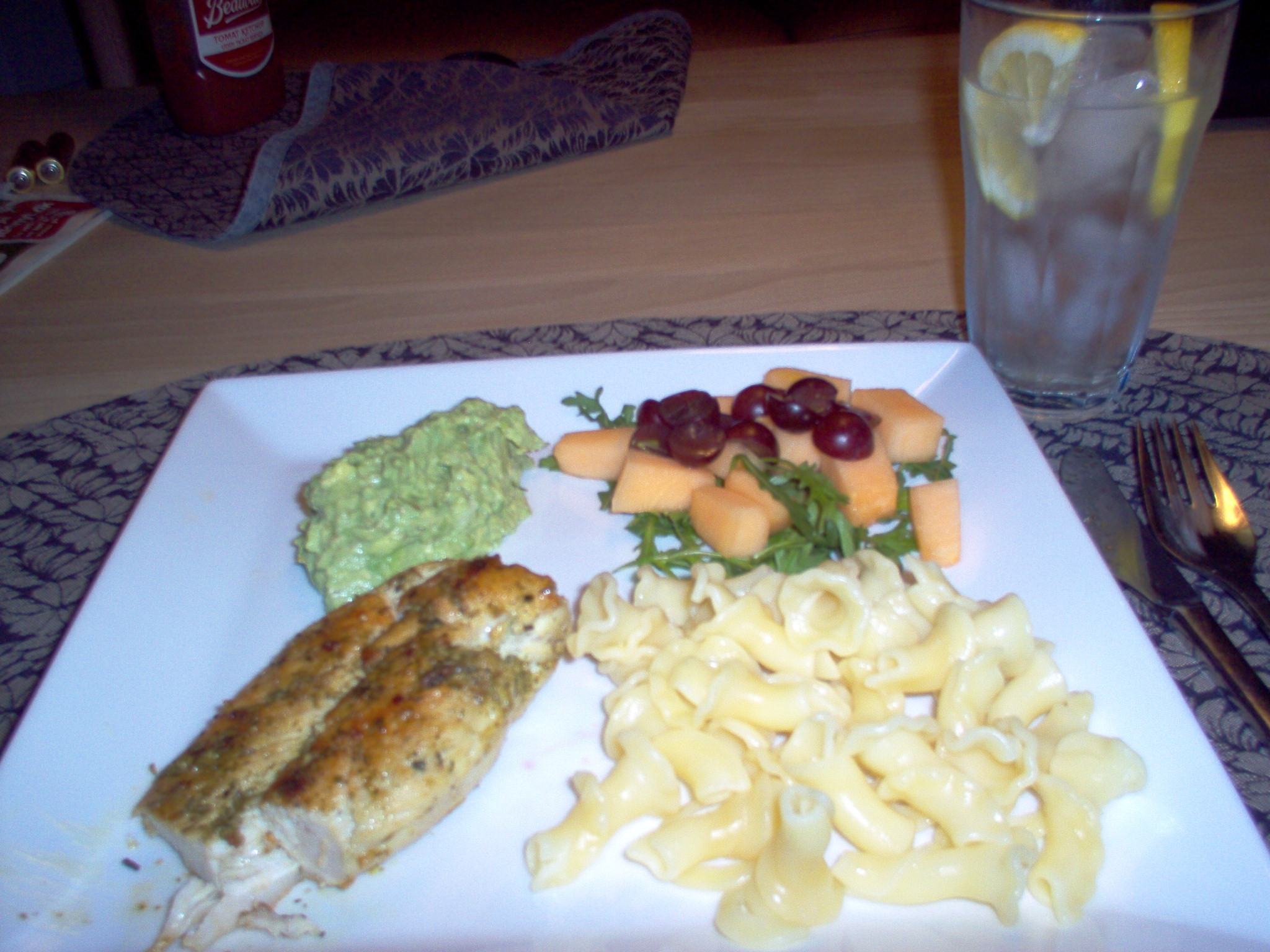 2759-Kylling med guacamole og salat 002.jpg