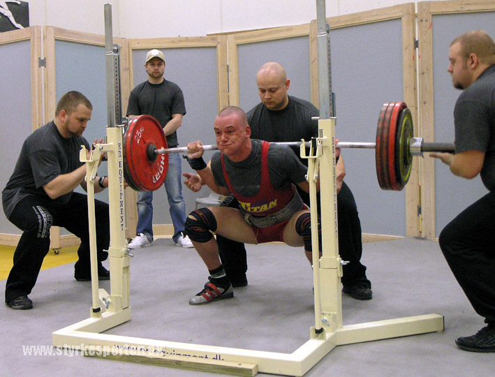 9133-Lars Squat.jpg