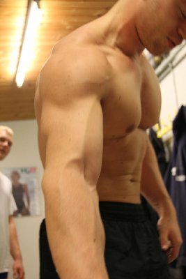 Afslappet-side-pecs.JPG