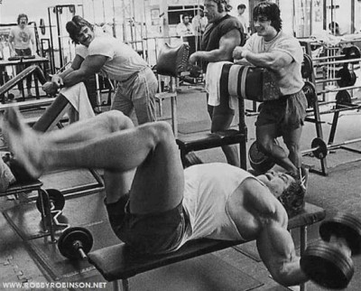 BOBDYBUILDING_LEGENDS_70S_GOLDS_GYM_WORKOUT_ARNOLD_SCHWARZENEGGER_DANNY_GABLE_FRANCO_COLUMBU_KEN_WALLER_FLAT_WORKOUT_FLAT_BENCH_DUMBBELL_FLIES_01.jpg