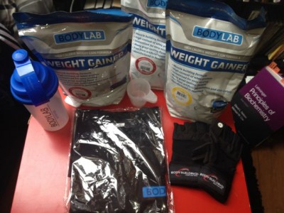 Whey gainer x3 t-shirt og handsker.jpg